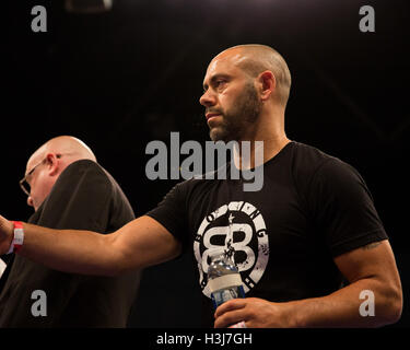 Adam Booth arbeiten die Ecke des Boxers Michell Smith Stockfoto