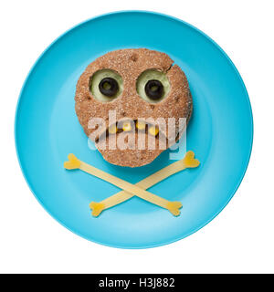 Halloween Schädel gemacht von Brot und Gemüse auf Teller Stockfoto