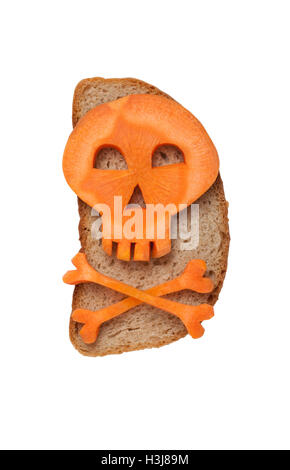 Halloween Schädel von Karotte am Brot gemacht Stockfoto