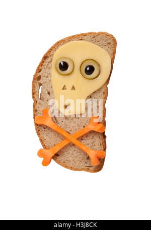 Halloween Schädel gemacht von Käse und Karotten auf Brot Stockfoto