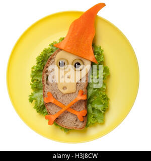 Halloween Schädel gemacht von Brot und Gemüse auf Teller Stockfoto