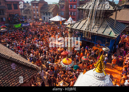 Sindoor Balkumari Jatra, ein Fest feiert man im Thimi als Teil des Bisket Jatra (Nepali New Year) von Newari Peop beobachtet Stockfoto