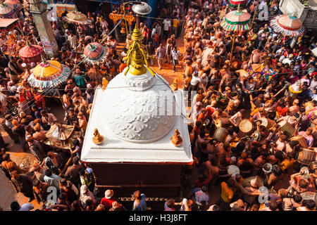 Sindoor Balkumari Jatra, ein Fest feiert man im Thimi als Teil des Bisket Jatra (Nepali New Year) von Newari Peop beobachtet Stockfoto