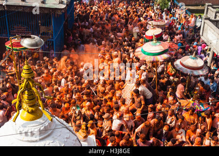 Sindoor Balkumari Jatra, ein Fest feiert man im Thimi als Teil des Bisket Jatra (Nepali New Year) von Newari Peop beobachtet Stockfoto