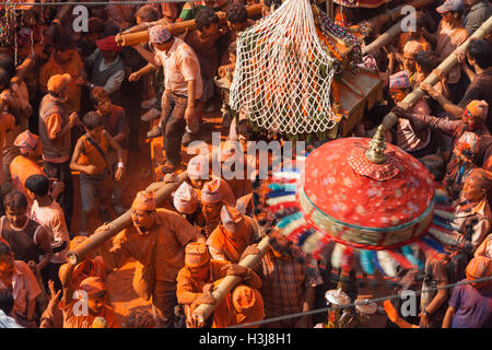 Sindoor Balkumari Jatra, ein Fest feiert man im Thimi als Teil des Bisket Jatra (Nepali New Year) von Newari Peop beobachtet Stockfoto