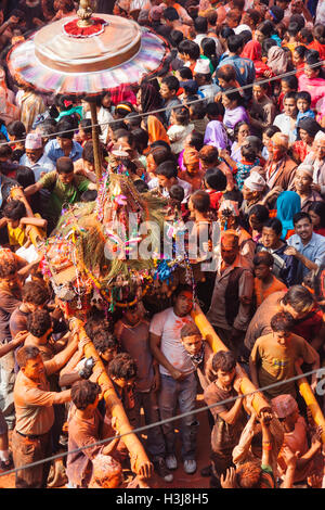 Sindoor Balkumari Jatra, ein Fest feiert man im Thimi als Teil des Bisket Jatra (Nepali New Year) von Newari Peop beobachtet Stockfoto