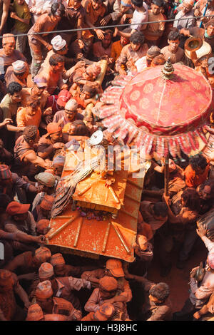 Sindoor Balkumari Jatra, ein Fest feiert man im Thimi als Teil des Bisket Jatra (Nepali New Year) von Newari Peop beobachtet Stockfoto