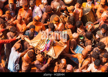 Sindoor Balkumari Jatra, ein Fest feiert man im Thimi als Teil des Bisket Jatra (Nepali New Year) von Newari Peop beobachtet Stockfoto