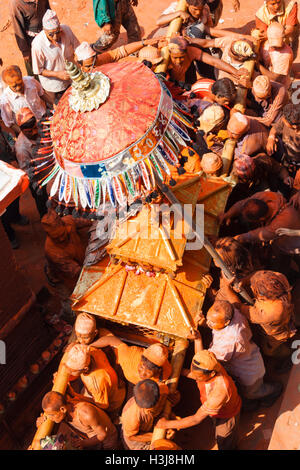 Sindoor Balkumari Jatra, ein Fest feiert man im Thimi als Teil des Bisket Jatra (Nepali New Year) von Newari Peop beobachtet Stockfoto