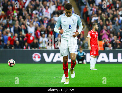 Deli Alli von England feiert erzielte während des FIFA World Cup Qualifier-Spiels zwischen England und Malta im Wembley Stadion in London. 8. Oktober 2016. Arron Gent / Tele Bilder + 44 7967 642437 Stockfoto