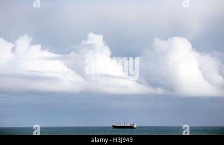 Wolken über dem Brasschaat Massengutfrachter in der Nordsee der Whitley Bay Küste. Stockfoto