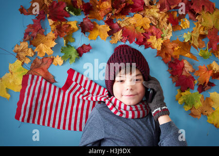 sieben Jahre alter Junge träumt im Herbst Stockfoto