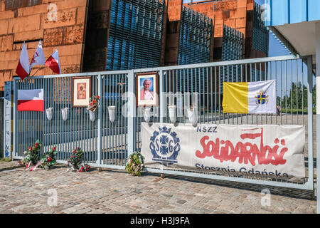 Eingang der Danziger Werft. In dem Gebäude auf der linken Seite ist eine ständige Ausstellung der Geschichte der Solidarität gewidmet. Stockfoto