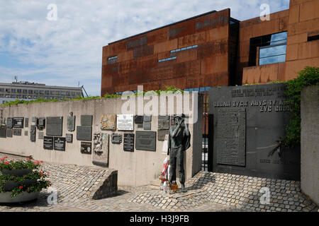 Eingang der Danziger Werft. In das große Gebäude ist eine Dauerausstellung zur Geschichte der Solidarität. Stockfoto