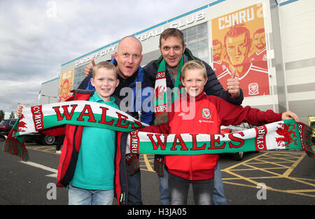 Wales-Fans zeigen ihre Unterstützung vor der WM 2018-Qualifikation, Gruppe D match bei Cardiff City Stadium, Cardiff. Stockfoto