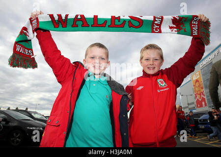 Wales-Fans zeigen ihre Unterstützung vor der WM 2018-Qualifikation, Gruppe D match bei Cardiff City Stadium, Cardiff. Stockfoto