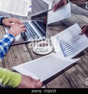 Business-Mann immer Mehrarbeit Frist Konzept Stockfoto