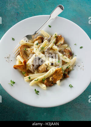 Wiild Pfifferlinge oder Girolle, Pied de Mouton Pilze oder Igel, Pied Bleu oder blau Fuß Musrooms mit Nudeln Stockfoto