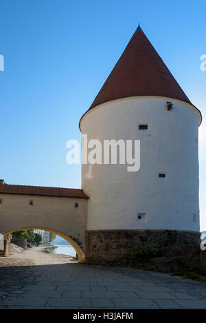 Schaibling Tower, befindet sich am Ufer des Flusses Inn in Passau. Stockfoto