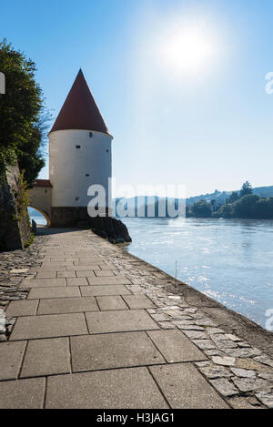 Schaibling Tower, befindet sich am Ufer des Flusses Inn in Passau. Stockfoto