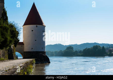 Schaibling Tower, befindet sich am Ufer des Flusses Inn in Passau. Stockfoto