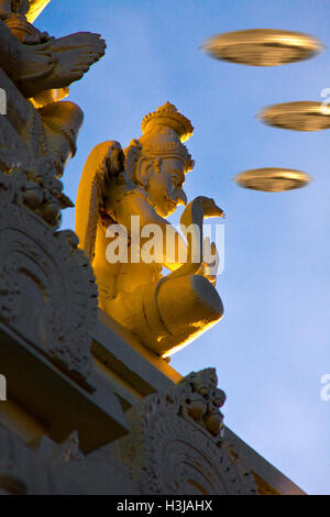 Hindu-Gott Statue mit UFOs Stockfoto