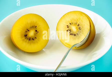 Zwei goldene Kiwi-Hälften Stockfoto