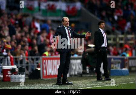 Georgien-Manager zeigt Vladimir Weiss seine Frustration während der FIFA WM 2018 Qualifikation Gruppe D match bei Cardiff City Stadium, Cardiff. Stockfoto