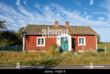 Rote Häuschen auf dem Lande von Vastergotland, Schweden Stockfoto