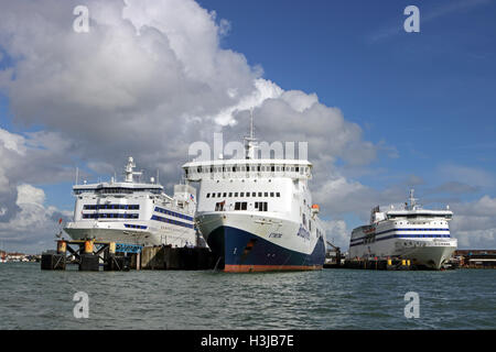 Schiffe in Portsmouth Harbour, Hampshire, England, UK Stockfoto