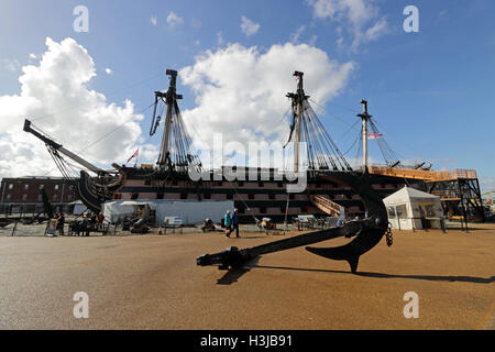 HMS Victory bei Historic Dockyard Portsmouth, Hampshire, England, UK Stockfoto