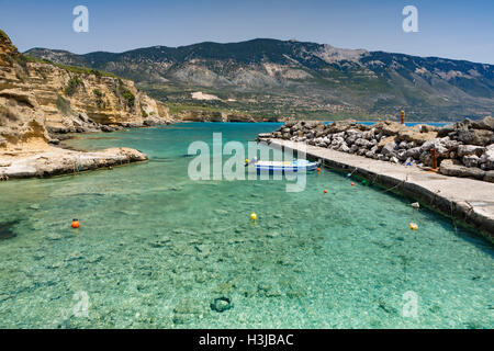 Pessada Hafen, Kefalonia hat ein klaren, blauen Meer mit einer Kulisse aus Berg Aenos. Stockfoto