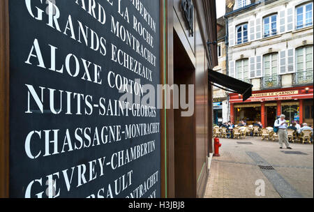 Tafel mit unterschiedlichsten feine Burgunder Weine zum Verkauf an Eingang zu Jean-Luc Aegerter Wein Shop, Beaune, Côte d ' or, Frankreich Stockfoto