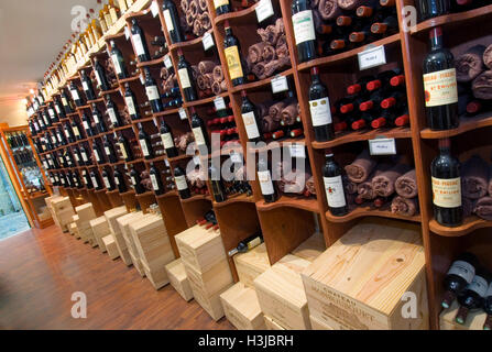 SAINT EMILION Weinshop innen Display "Bordeaux Classique" Wein-shop mit Fällen und Flaschen von Weinen auf Verkauf Saint Emilion Gironde Frankreich Stockfoto