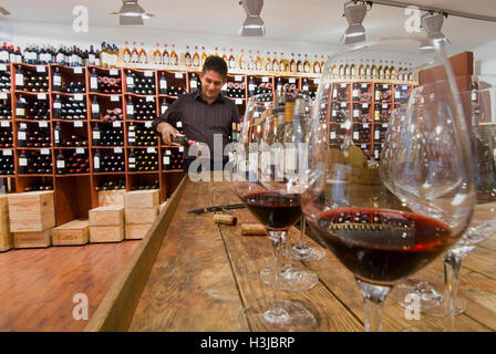 WINE TASTING SHOP Benoit Gaillard in "Bordeaux Classique" Wein-Shop bereitet Verkostung von Weinsortiment auf Verkauf Saint Emilion Gironde Frankreich Stockfoto