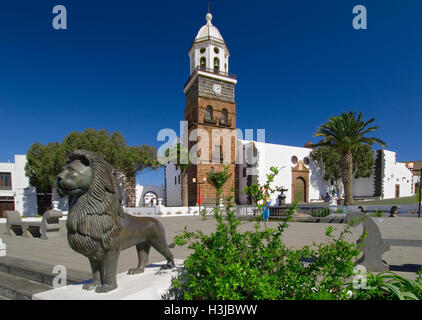 TEGUISE OLD TOWN SQUARE die mittelalterliche Kirche "Nuestra Señora de Guadalupe" in Teguise Old Town Square, Lanzarote Kanarische Inseln Spanien Stockfoto