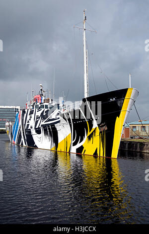 Die Dazzle Schiff, MV Fingal, in Leith Docks, Teil des Edinburgh Festival und Gedenkt auch den 100. Jahrestag des Ersten Weltkriegs. Stockfoto