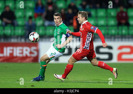 Republik Irland Seamus Coleman (links) und der Republik Moldau Alexandru Dedov in Aktion während 2018 FIFA WM-Qualifikation, Gruppe D im Stadion Zimbru Chisinau. Stockfoto