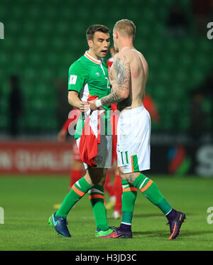 Republik Irland Seamus Coleman (links) spricht über das halten seiner ruhigen folgende 2018 FIFA WM-Qualifikation, Gruppe D im Stadion Zimbru Chisinau mit Teamkollegen James McClean. Stockfoto