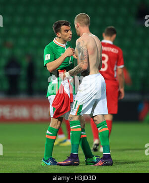 Republik Irland Seamus Coleman (links) spricht über das halten seiner ruhigen folgende 2018 FIFA WM-Qualifikation, Gruppe D im Stadion Zimbru Chisinau mit Teamkollegen James McClean. Stockfoto