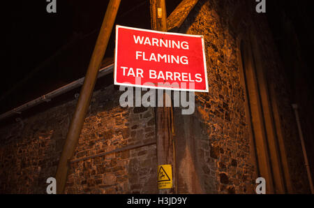 Warnung, Gesundheit und Sicherheit, Schild, Schilder, in Ottery St Mary tar Barrel rolling Ereignis, Devon, England, UK, Europa. Stockfoto