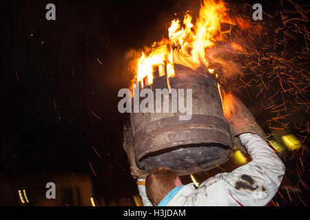 Bei schon St Mary Teer Fass rollenden Event, Devon, England, UK, Europa. Stockfoto