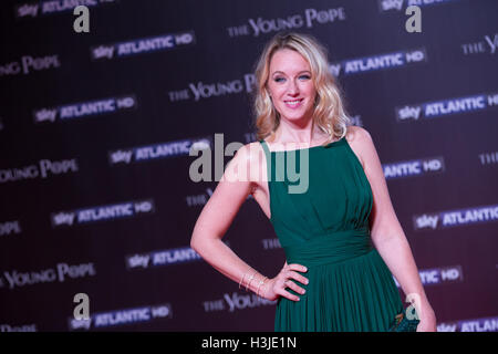 Rom, Italien. 9. Oktober 2016. Ludivine Sagnier während der Premiere für die TV-Serie Sendung auf Sky Atlantic vom 21. Oktober "The Young Papst" unter der Regie von Paolo Sorrentino. Bildnachweis: Mauro Fagiani/Pacific Press/Alamy Live-Nachrichten Stockfoto