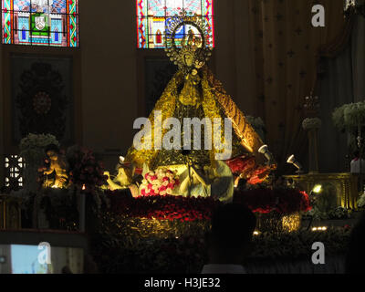 Quezon City, Philippinen. 9. Oktober 2016. Der Nachbau des die Nuestra Señora de La Marine auf dem Altar der Kirche. © Josefiel Rivera/Pacific Press/Alamy Live-Nachrichten Stockfoto