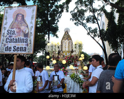 Quezon City, Philippinen. 9. Oktober 2016. Eine Nachbildung des Santa Catalina de Sena. © Josefiel Rivera/Pacific Press/Alamy Live-Nachrichten Stockfoto