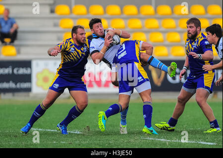 Parma, Italien. 8. Oktober 2016. Ali Price Scrum Hälfte Glasgow Warriors von Giulio Bisegni Zentrum von Zebre Parma während das schottische Team Glasgow Warriors angegangen schlagen die Zebras Parma für 33 bis 28 in Rugby-Spiel gültig für Guinness PRO12. © Massimo Morelli/Pacific Press/Alamy Live-Nachrichten Stockfoto