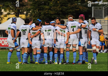 Parma, Italien. 8. Oktober 2016. Glasgow Warriors Team vor Beginn des Spiels im schottischen Glasgow Warriors-Team schlagen die Zebras Parma für 33 bis 28 in Rugby-Spiel gültig für Guinness PRO12. © Massimo Morelli/Pacific Press/Alamy Live-Nachrichten Stockfoto