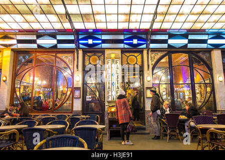 Brüssel Restaurant Le Falstaff-Café-Bar-Pub. Berühmte beliebte Pub mit Jugendstil Interieur. Stockfoto