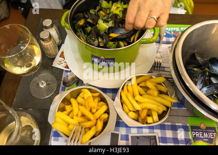 Brüssel Moules Frites. Muscheln mit Pommes frites, Muscheln mit Pommes frites in lokalen Brüssel Restaurant Le Pré Salé Essen Stockfoto