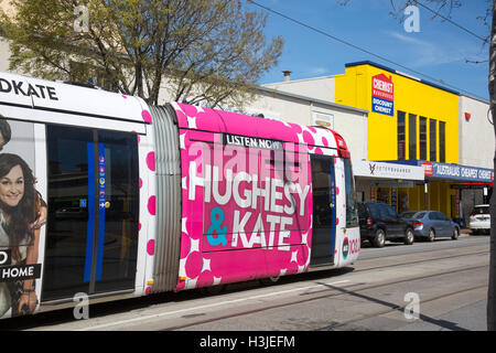 Stadtbahn Straßenbahn in Glenelg Stadtzentrum entfernt, die Straßenbahn fährt in Adelaide, South Australia Stockfoto